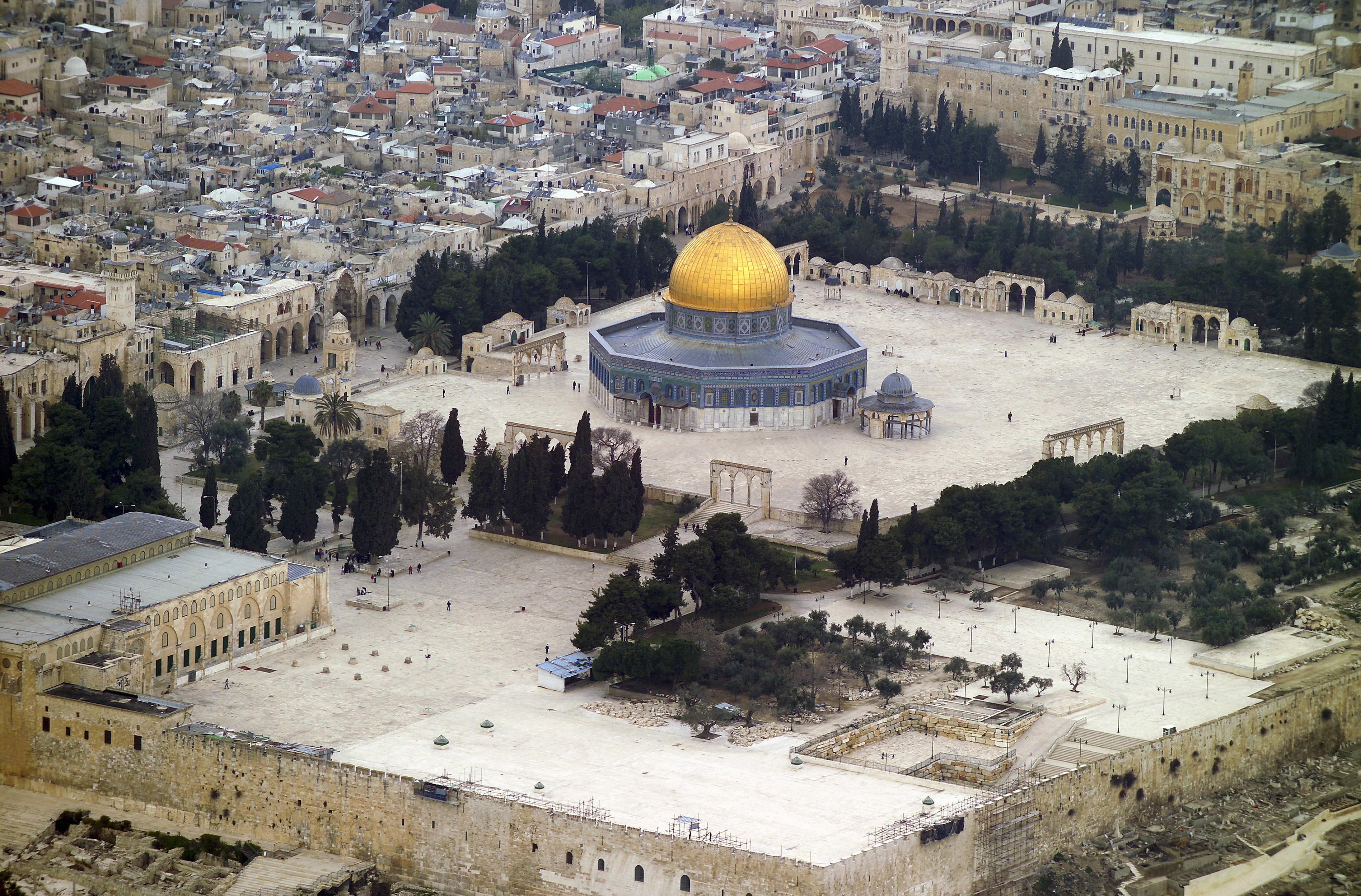 Aerial views of the Temple Mount and parts of the Old City of Jerusalem (2007)
https://en.wikipedia.org/wiki/Al-Aqsa#/media/File:Temple_Mount_(Aerial_view,_2007)_05.jpg
